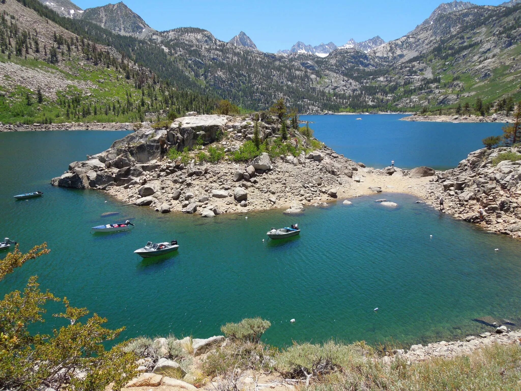 Озеро режиссер. Лагуна Хиллс Калифорния. Озеро Sierra Nevada Испания. Озеро Дунтин.