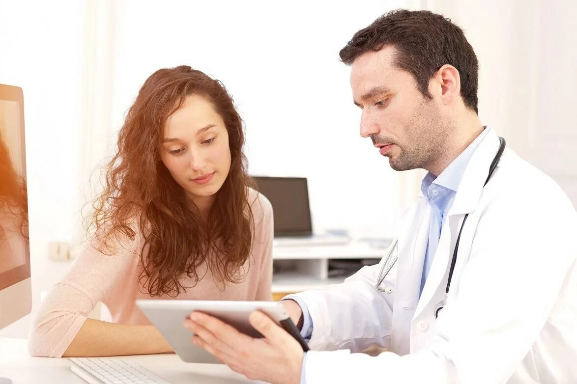 Врач и пациент рыжая. Информирование врачей. Информирование пациента. Врач и пациент. Доктор и медсестра.