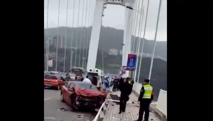 Лазурный автобус упал. Чунцин автобус упал с моста. автобус на мосту. автобус упал в воронку. чунцин город авария автобуса.