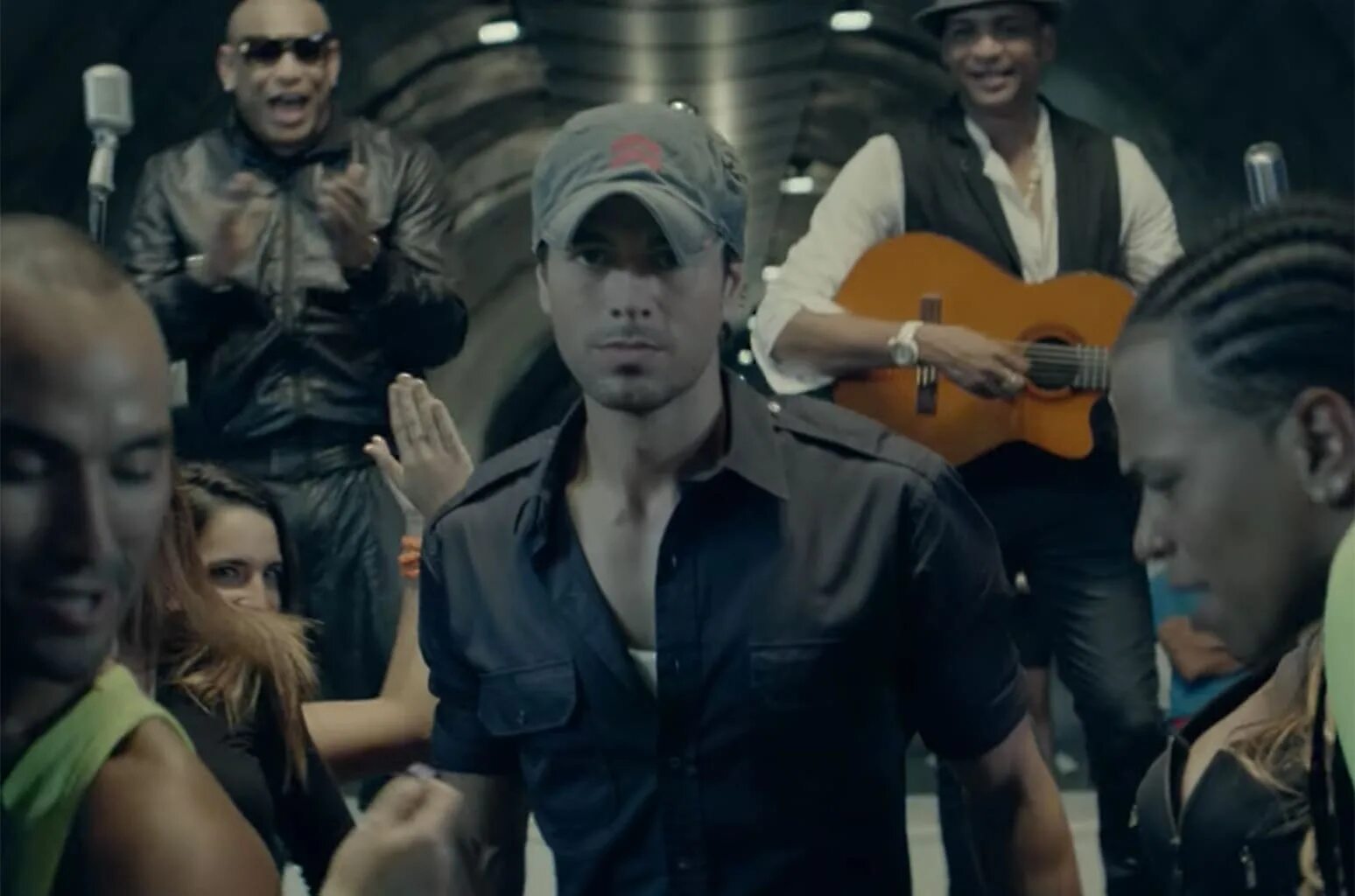 Bailando энрике иглесиас. Песня bailando enrique iglesias. Песня bailando enrique iglesias. Байландо байландо слушать энрике иглесиас. Клип байландо.