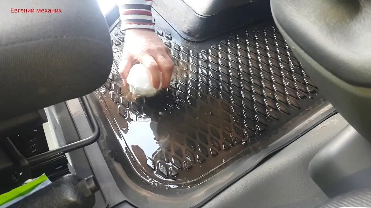 Консервация автомобиля на зиму. Прогреть машину. Соль в машине от влаги. Как просушить машину зимой. Лайфхак для чистых ковров в автомобиле.