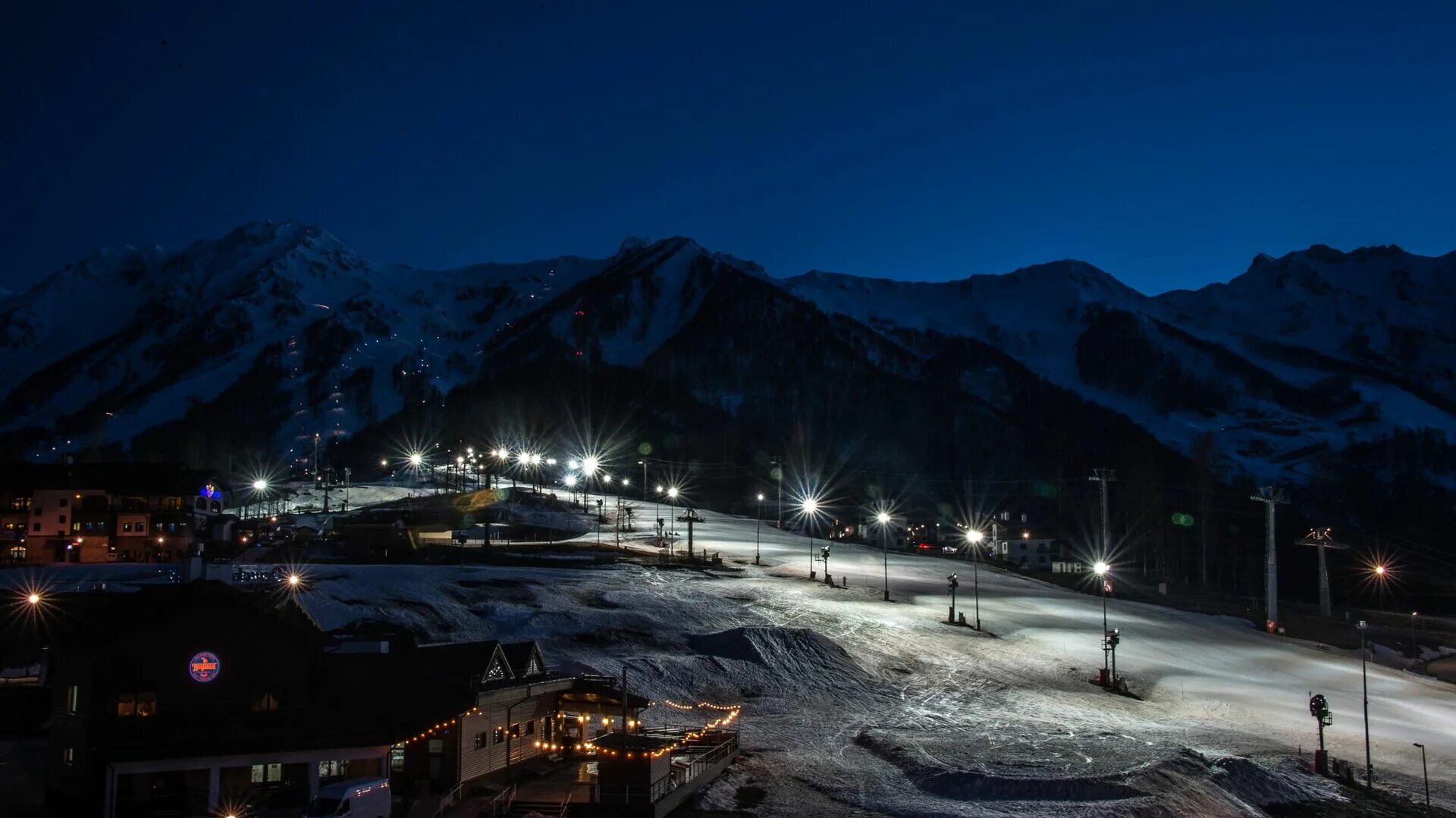 Эсто садок красная поляна зима. Красная поляна вечернее. Красная поляна сочи. Красная поляна сочи горнолыжный курорт. Красная поляна вечернее.
