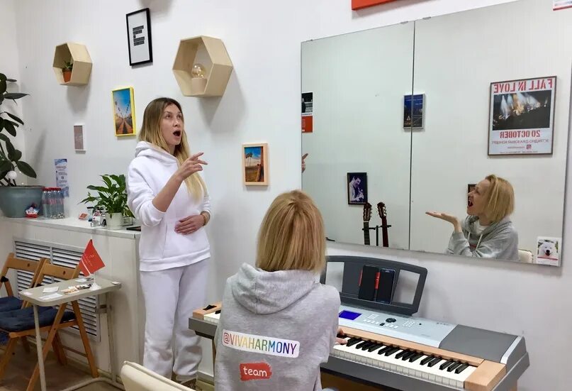 Занятия вокалом. Кто лучше из вокал лайн. Занятия по вокалу для начинающих взрослых москва. Занятия по вокалу для начинающих взрослых москва. Студия вокала.