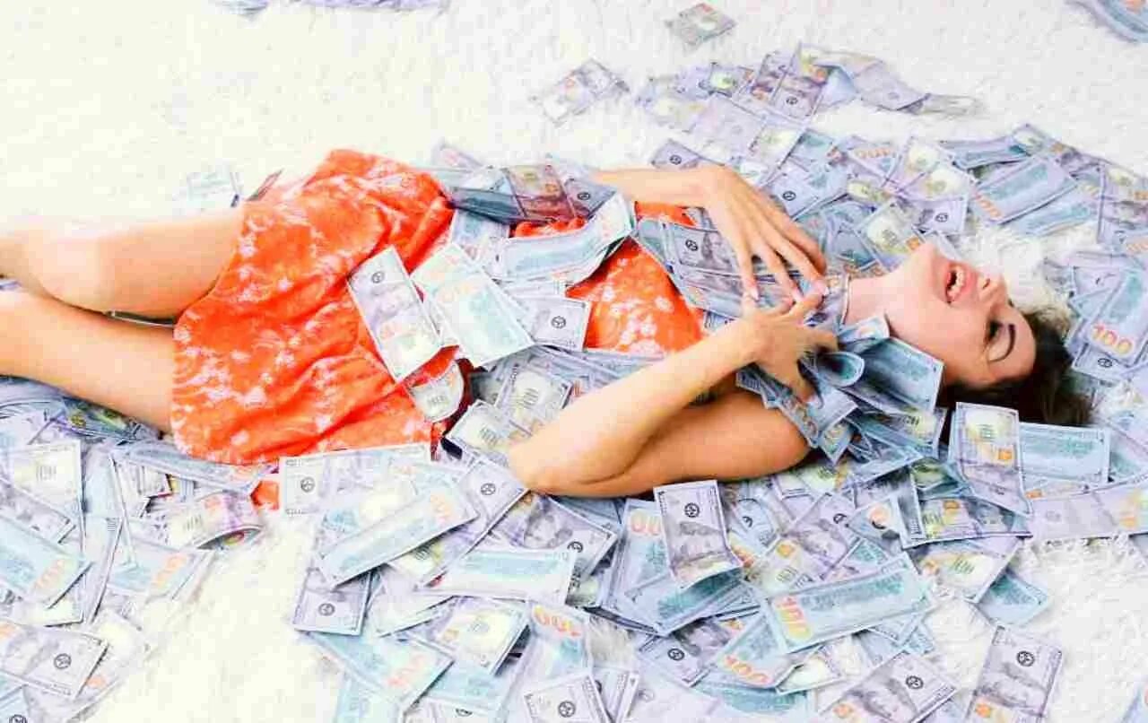 Много денег очень быстро. Деньги красиво лежат. много денег на них лежат. фото много денег на кровати. женщина лежит с деньгами прикол.