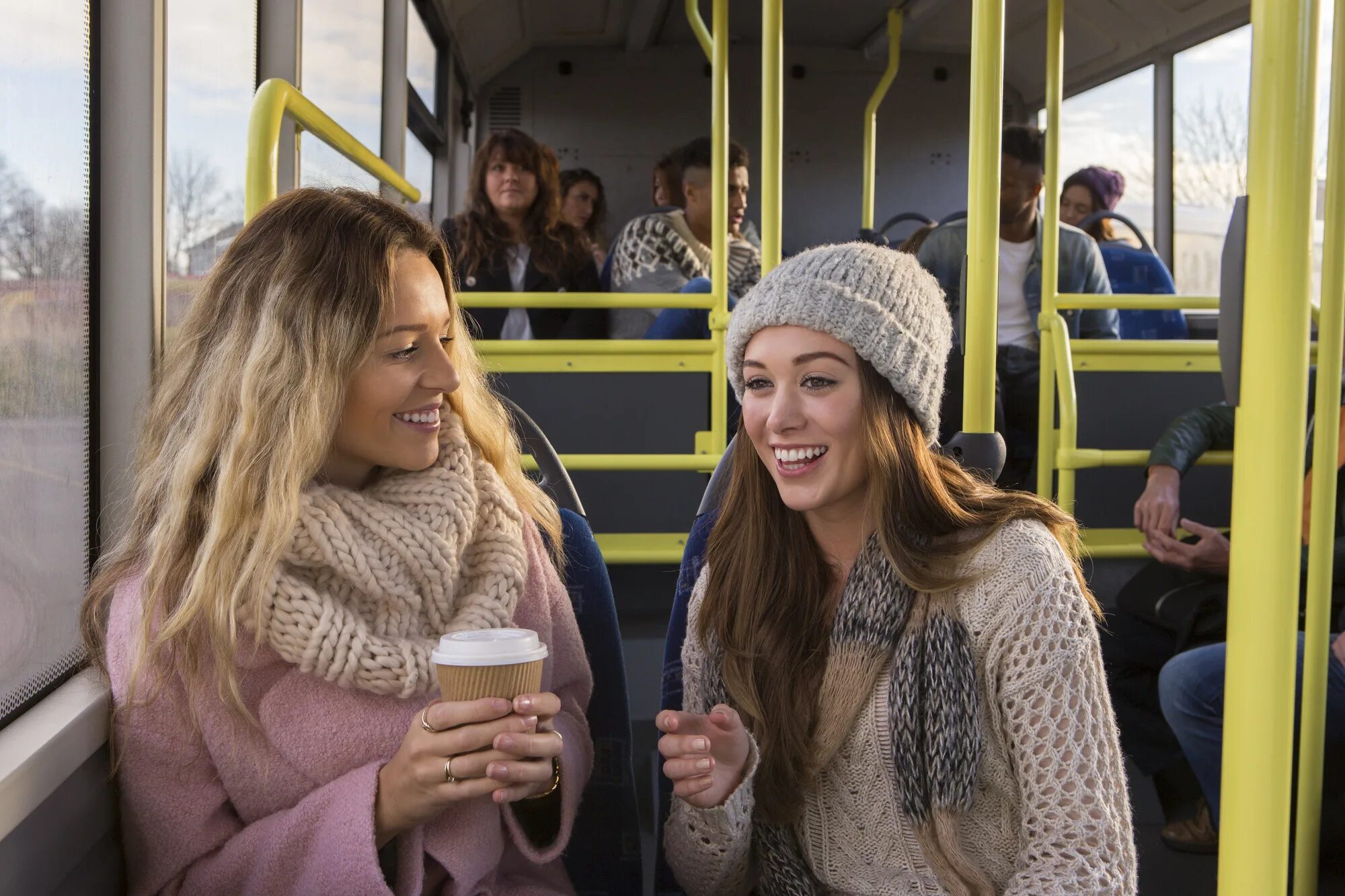 Две женщины в автобусе. Разговор в общественном транспорте. Разговор в автобусе. Девочки подростки в общественном транспорте. Русские женщины в автобусе