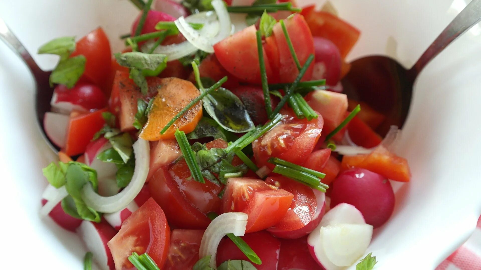 Салат из помидор простой рецепт вкуснейший. Салат с помидором и редисом. Салат огурцы помидоры редис. Салат из сырых овощей. Салат из редиски с помидорами.