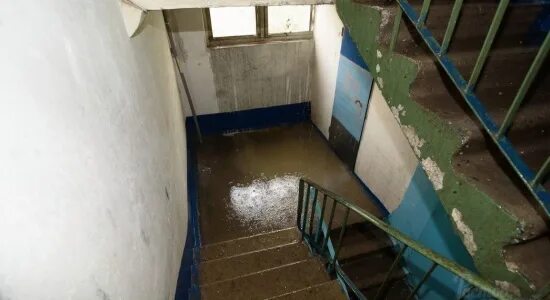Подъезд трубе. Трубы в подъезде. канализация в подъезде. обшивка трубы подъезде. трубы подъездные в новых домах.
