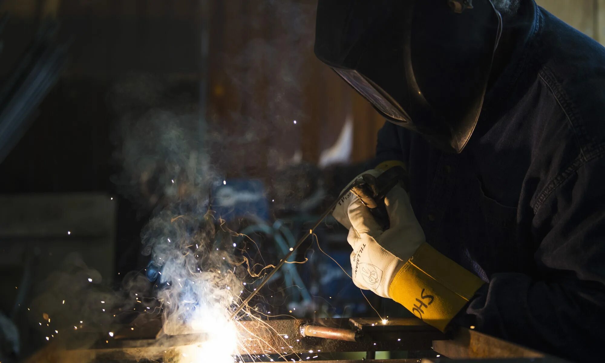 Сварка. Электросварщик ручной сварки. Сварочный цех фон. Сварщик. Сварочный цех.