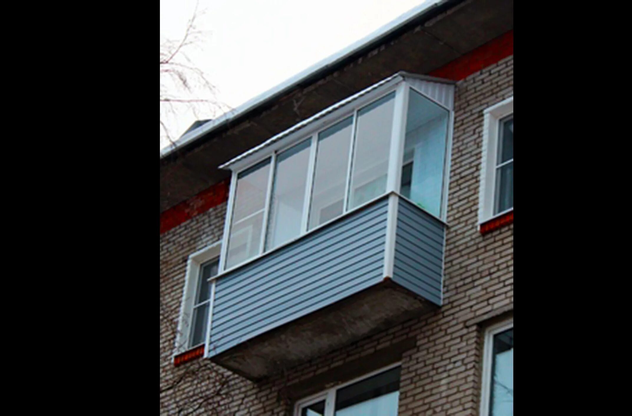 застекленный балкон. карниз балкона снаружи. остекление балконов дождь. остеклениебалкона с фортачками. застеклить балкон поликарбонатом.