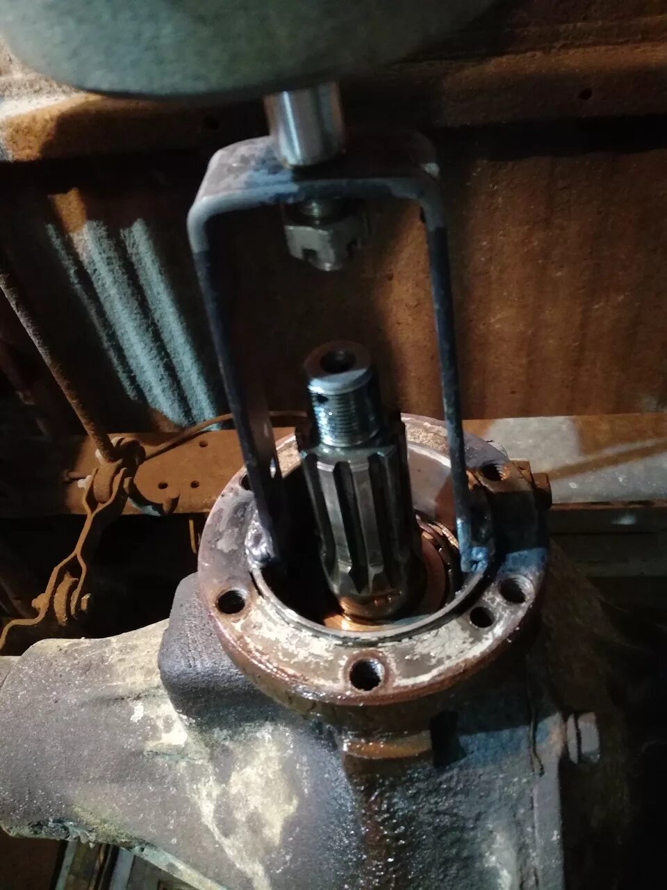 Как поменять подшипник хвостовика уаз. Съёмник подшипников хвостовика уаз 469. Хвостовик редуктора уаз патриот. Хвостовик заднего моста уаз буханка. Хвостовик заднего моста уаз буханка.