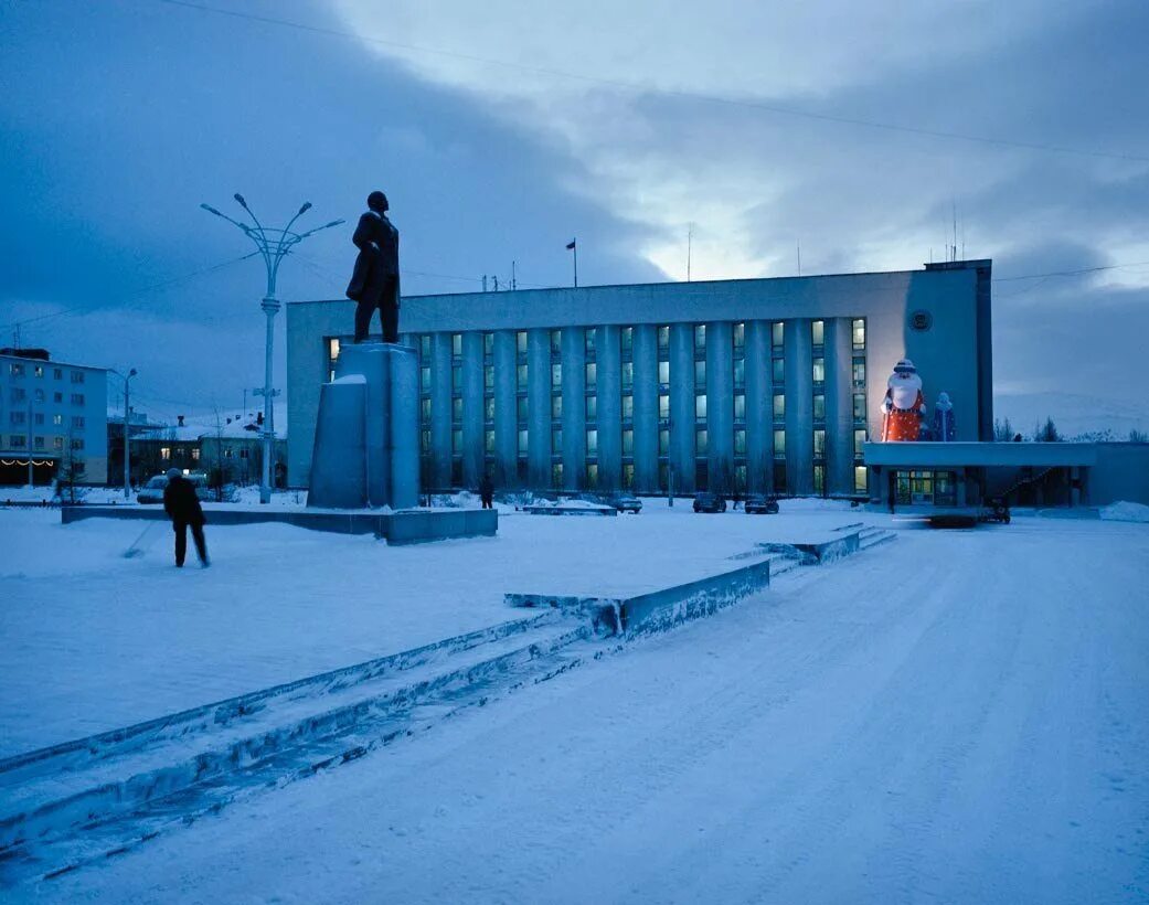 Полярный оленегорск. Мончегорск площадь города. Город Мончегорск Мурманской. Мончегорск Центральная площадь. Главная площадь города Мончегорска.