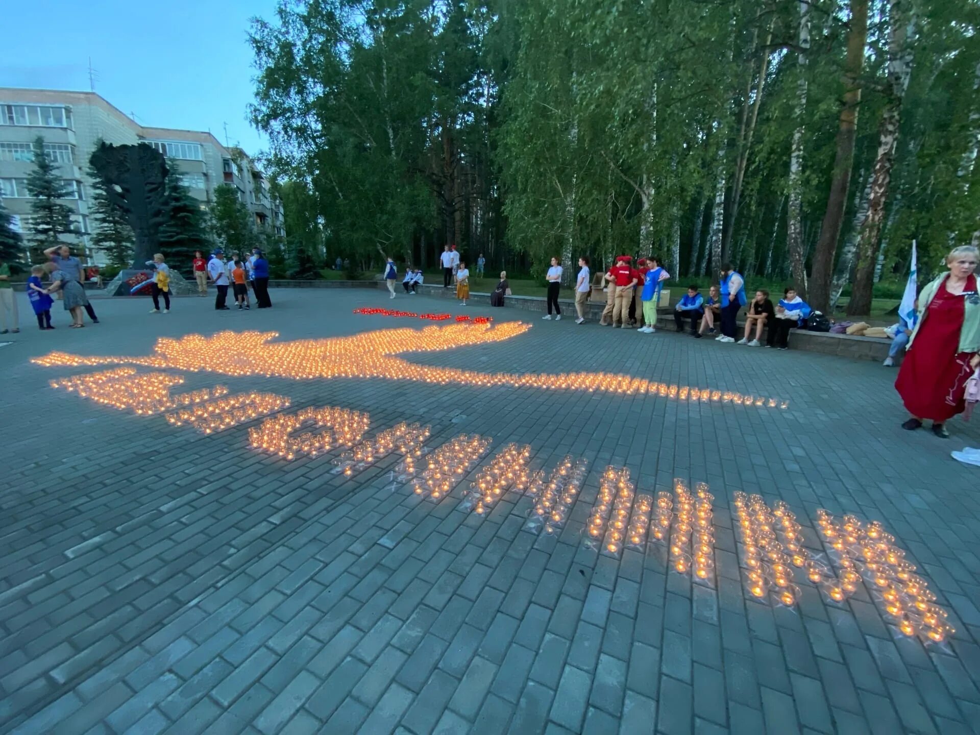 Памяти новосибирской области. Свеча памяти Новосибирск. Монумент славы Новосибирск. Памятники Кольцово Новосибирская область. "Огненные картины" Новосибирск.