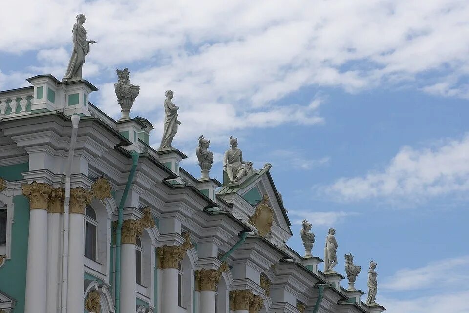 Шестигранная башенка на крыше зимнего дворца. Зимний дворец эрмитаж скульптуры. скульптуры на крыше эрмитажа в санкт-петербурге. архитектура зимнего дворца в санкт-петербурге. статуи на крыше эрмитажа питер.