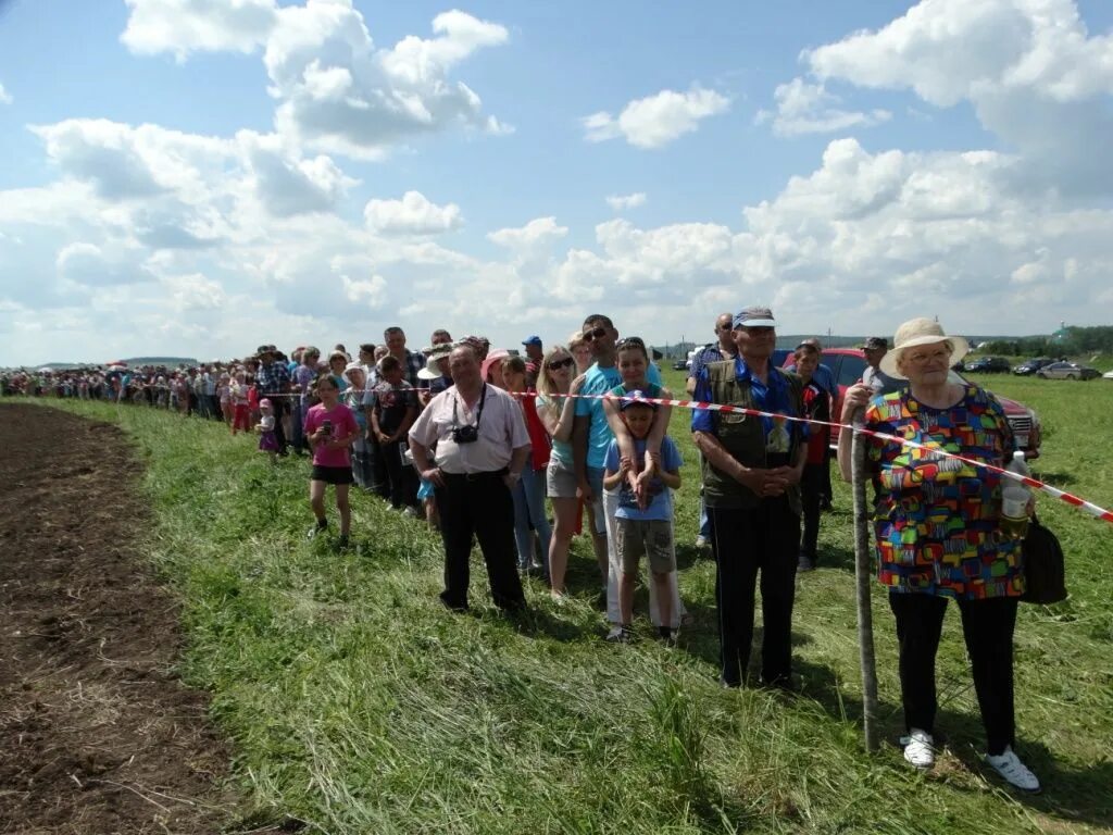 Погода в медянке ординского района пермского края. Село медянка. Скачки на лошадях с. медянка Ординского района. Фольклор Уинское. Село медянка Ординский район Пермский край фото.