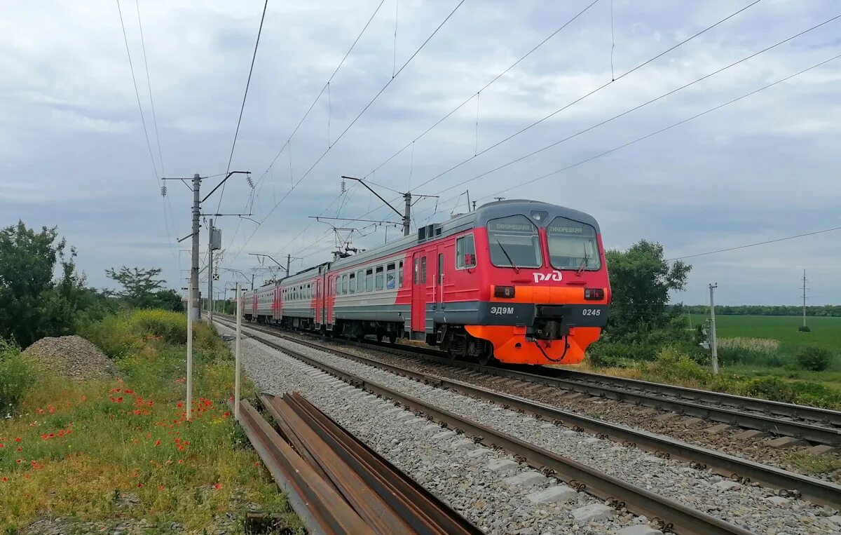 Электропоезд. Электропоезда России. Электропоезд фото. Эд9м год.