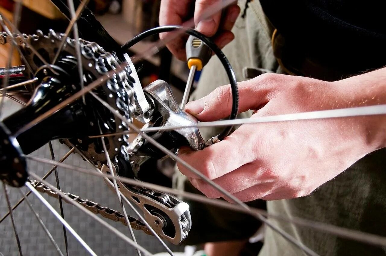 Где ремонтируют велосипеды. Починка велосипеда. Техническое обслуживание велосипеда. Чинит велосипед. Ремонт велосипедов.