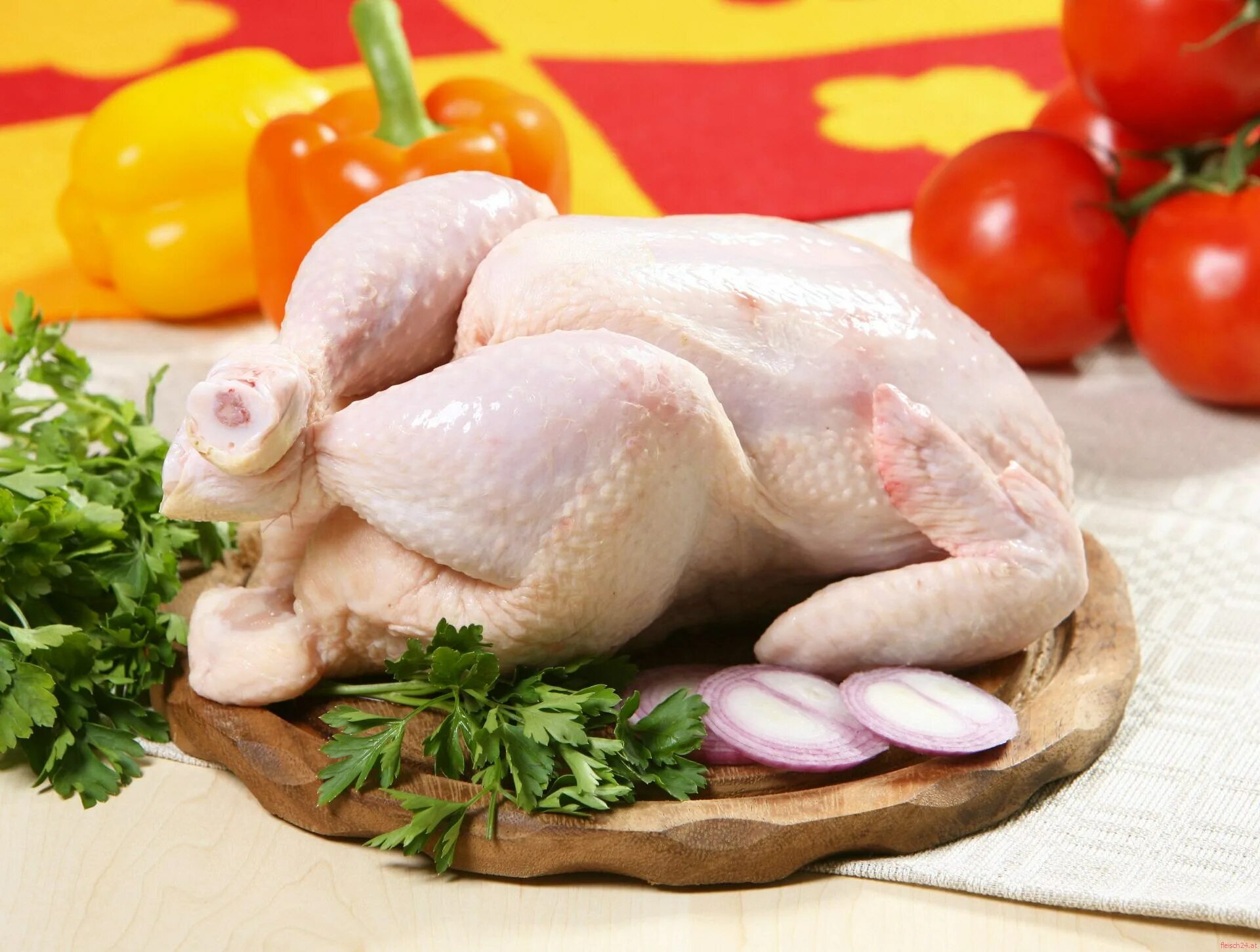 Куриное мясо. Мясо домашней птицы. Курица охлажденная. Курица тушка. Можно есть куриное мясо