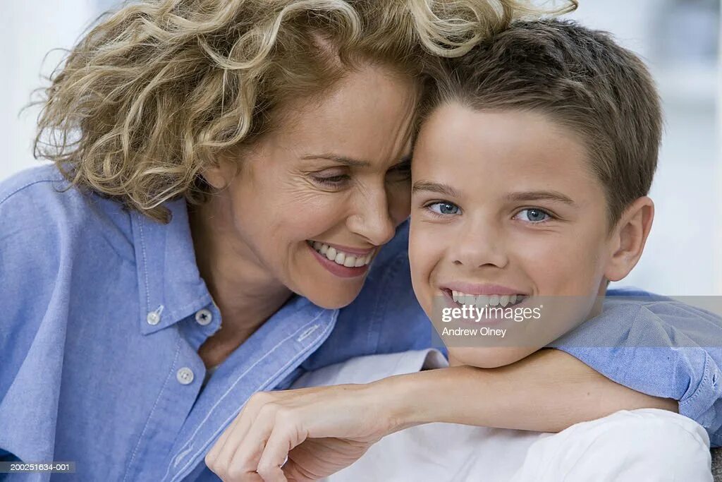 Мать с мальчиком. Мама довольна сыном. Мама довольна сыном. Мама обнимает сына. Мама и взрослые дети.