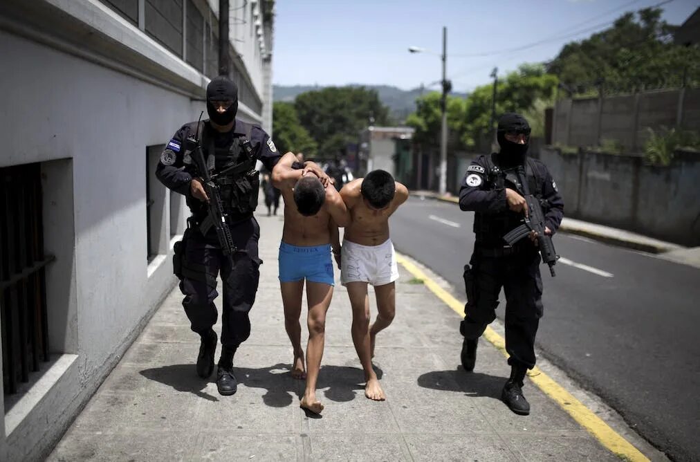 Эквадор население. Австралийская служба безопасности. Захват заложников миб первомайская. Inseguridad. Заложники в банке.