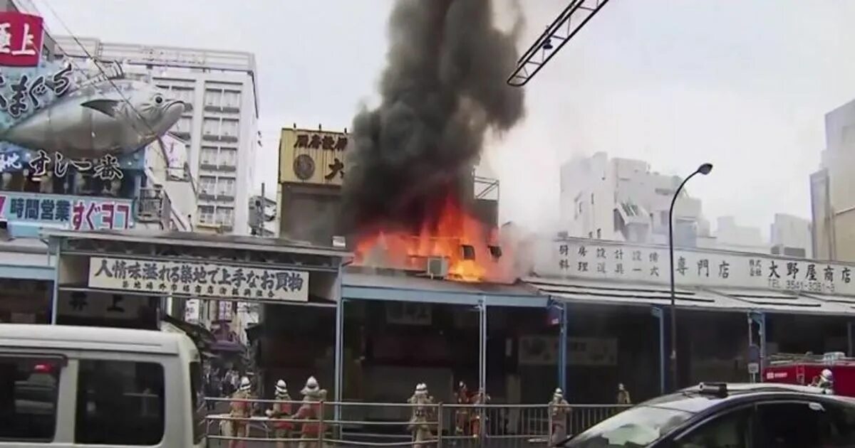 Пожар в токио. Завод hqd сгорел. Пожар в токио. Горящий город. Горит токио.