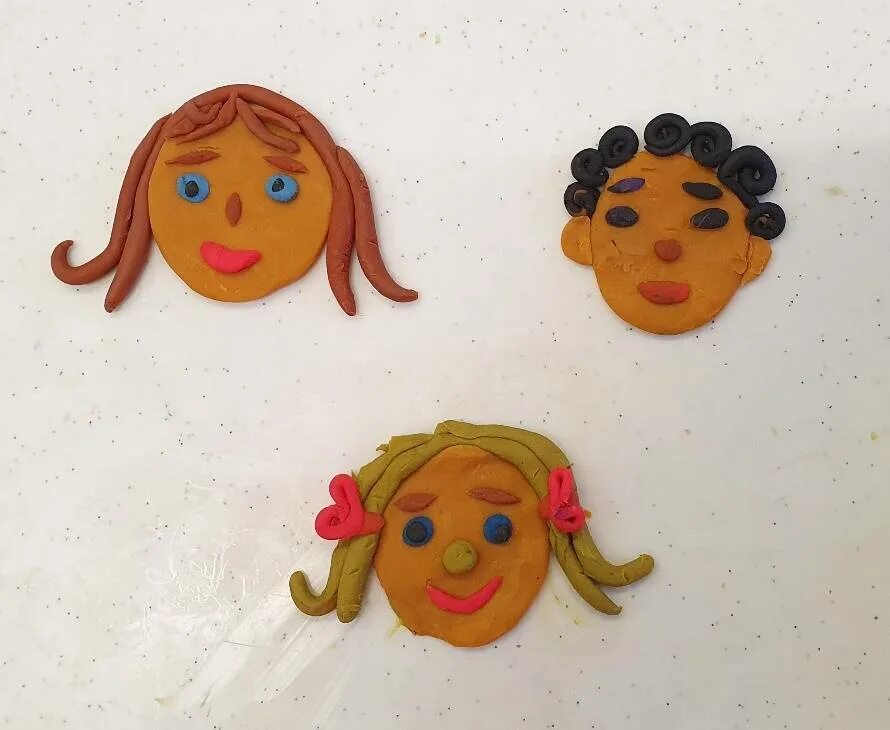 Лепка человека из пластилина в средней группе. Лепка в группе на тему семья. Лепка в подготовительной группе на тему семья. Лепка из пластилина в старшей группе. Пластилиновая семья.