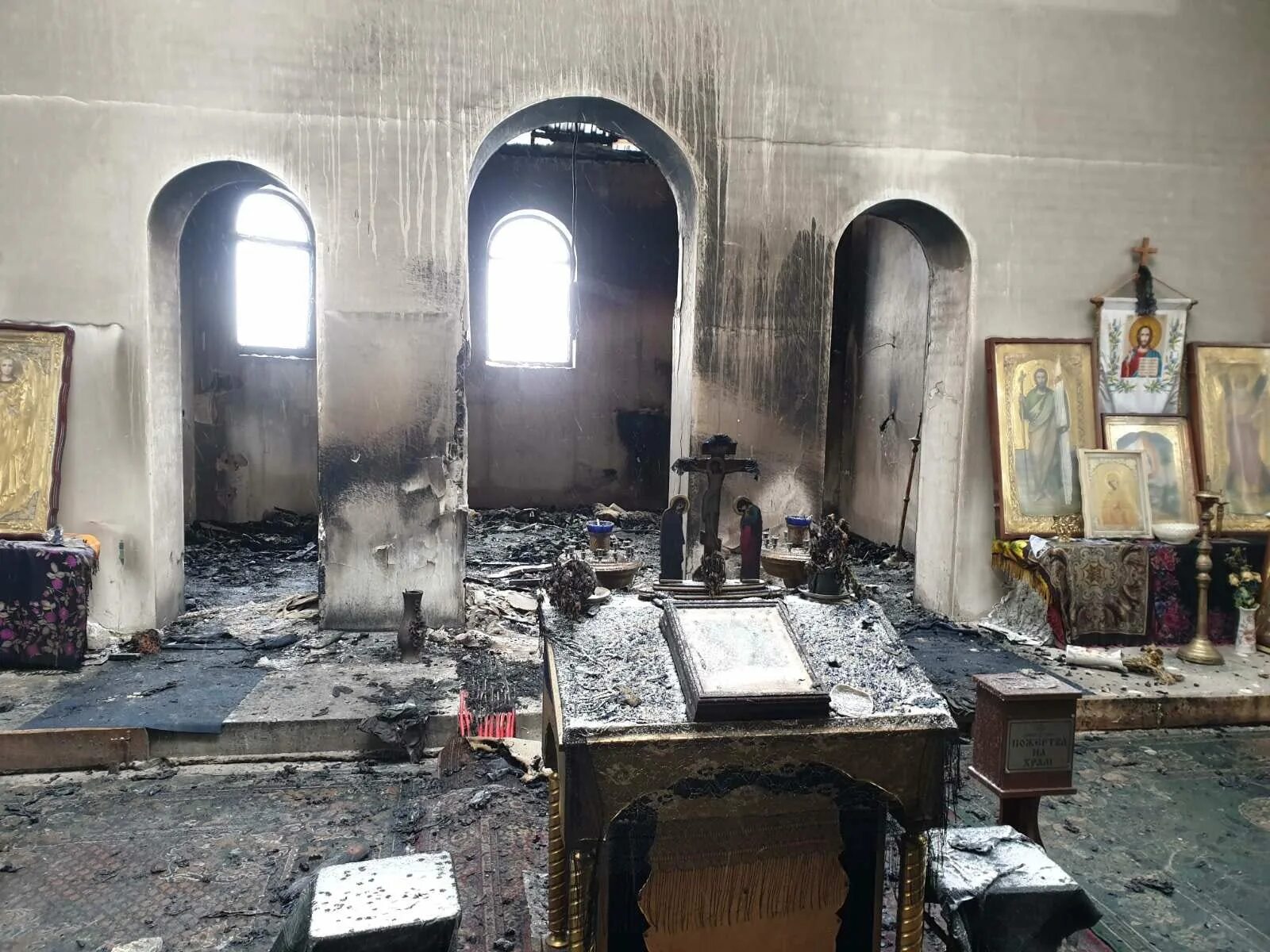После пожара сохранились иконы. Заброшенная Церковь. Разрушенная Церковь. Разрушенные церкви на Украине. Полуразрушенная Церковь.