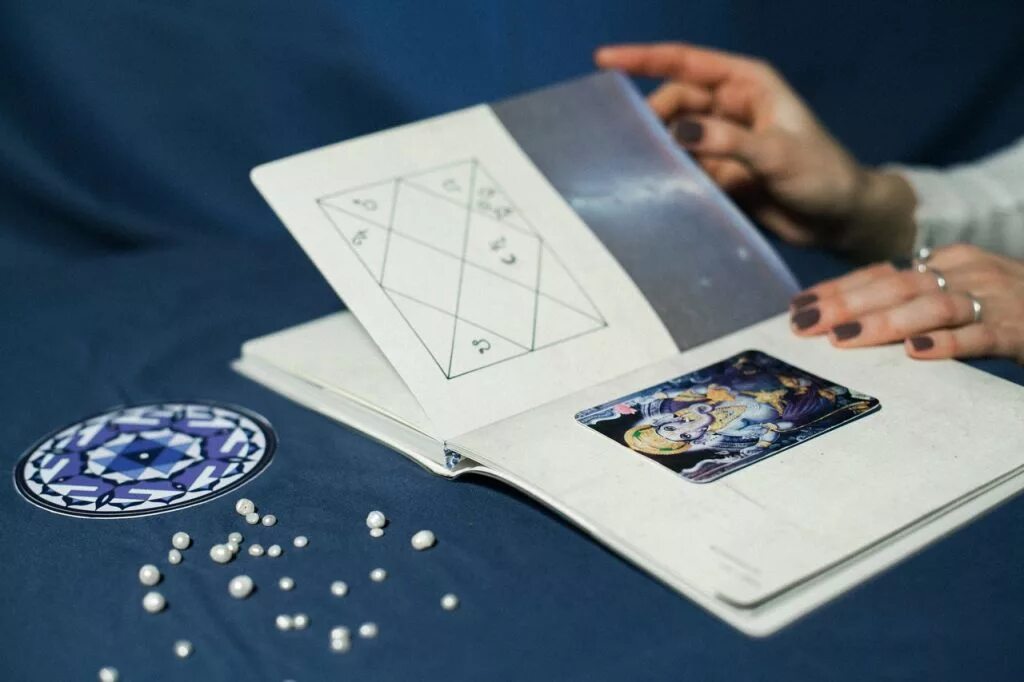 ведическая астрология джйотиш. ведическая астрология. планеты в индийской астрологии. астрологический фон. солнце в астрологии.