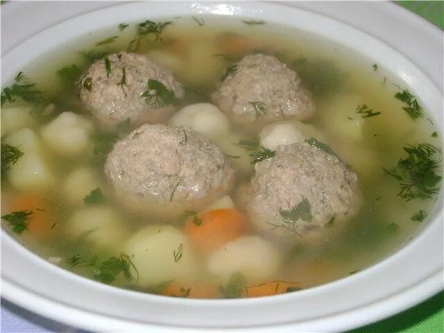 Суп из теста с яйцом. Суп с галушками и фрикадельками. суп с клёцками и фрикадельками. суп с фрикадельками из теста. суп из фарша с галушками.