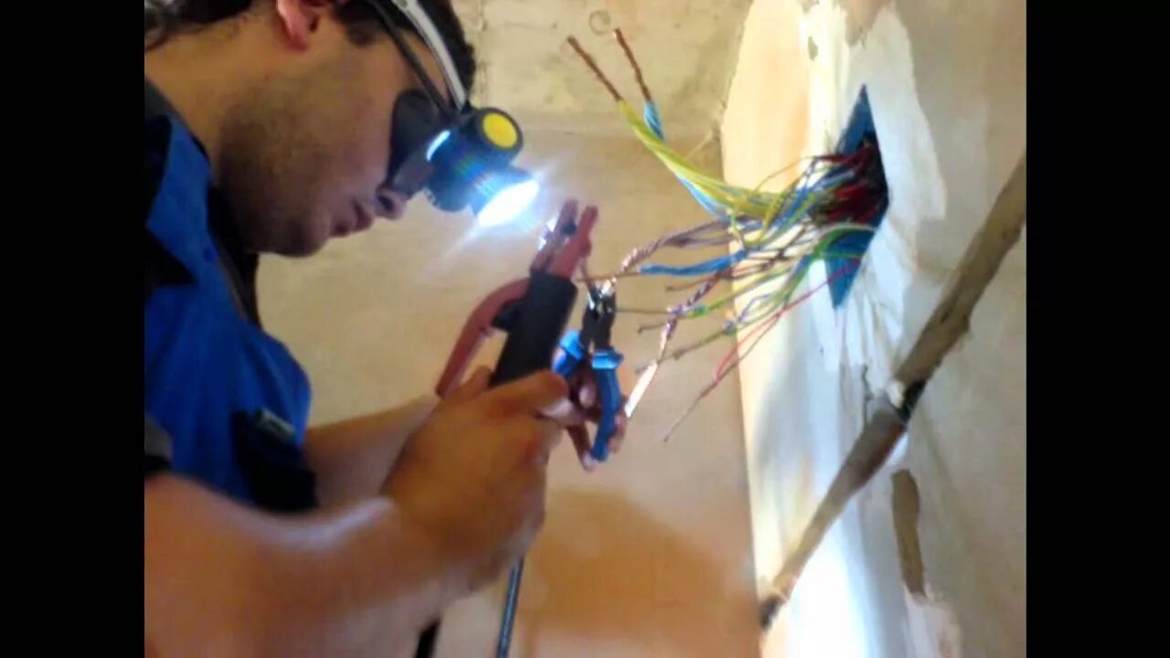 Сварка коробок. Сварка скрутки проводов. Сварка проводов. Распределительная коробка из меди сварка. Сварка проводов в распредкоробке.