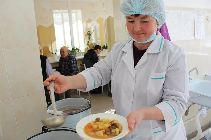 Еда в детской больнице. Питание в больнице. столовая пациенты. столовое питание в больнице. раздача пищи в стационаре.