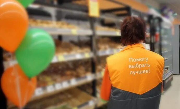 Работа в раменском продавец. Дикси сотрудники. форма сотрудников дикси. дикси продавец. жилетка дикси.