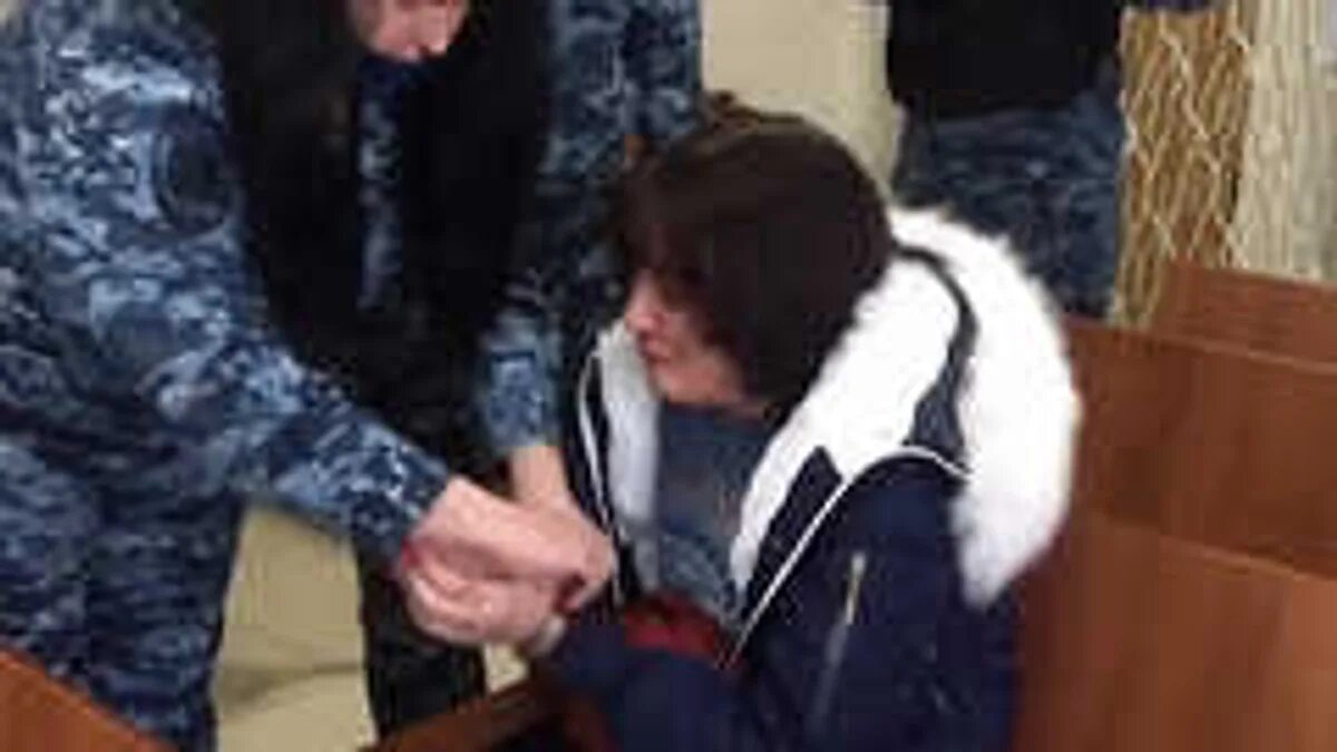 Сын издевается
