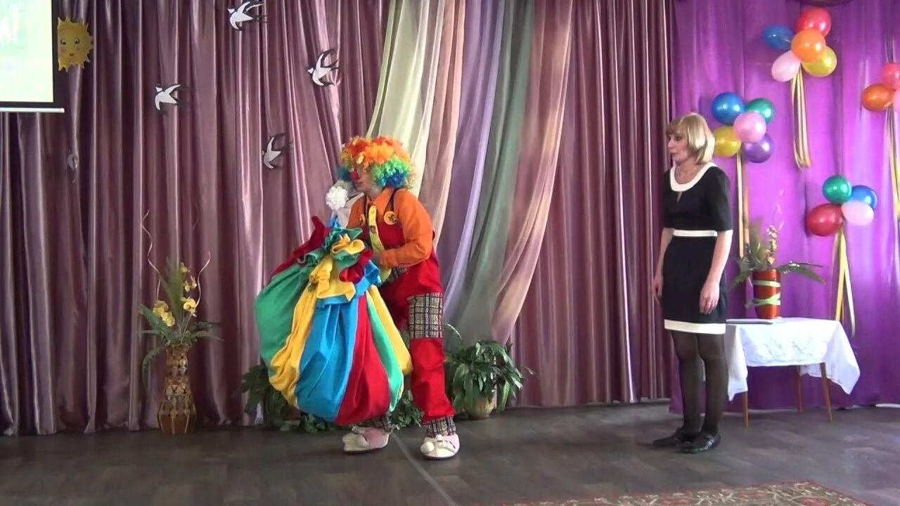 Клоун на утреннике. Клоун на утреннике в детском саду. Клоуны в детском саду видео. Сценка танец тихий час. Конкурс клоунесс.