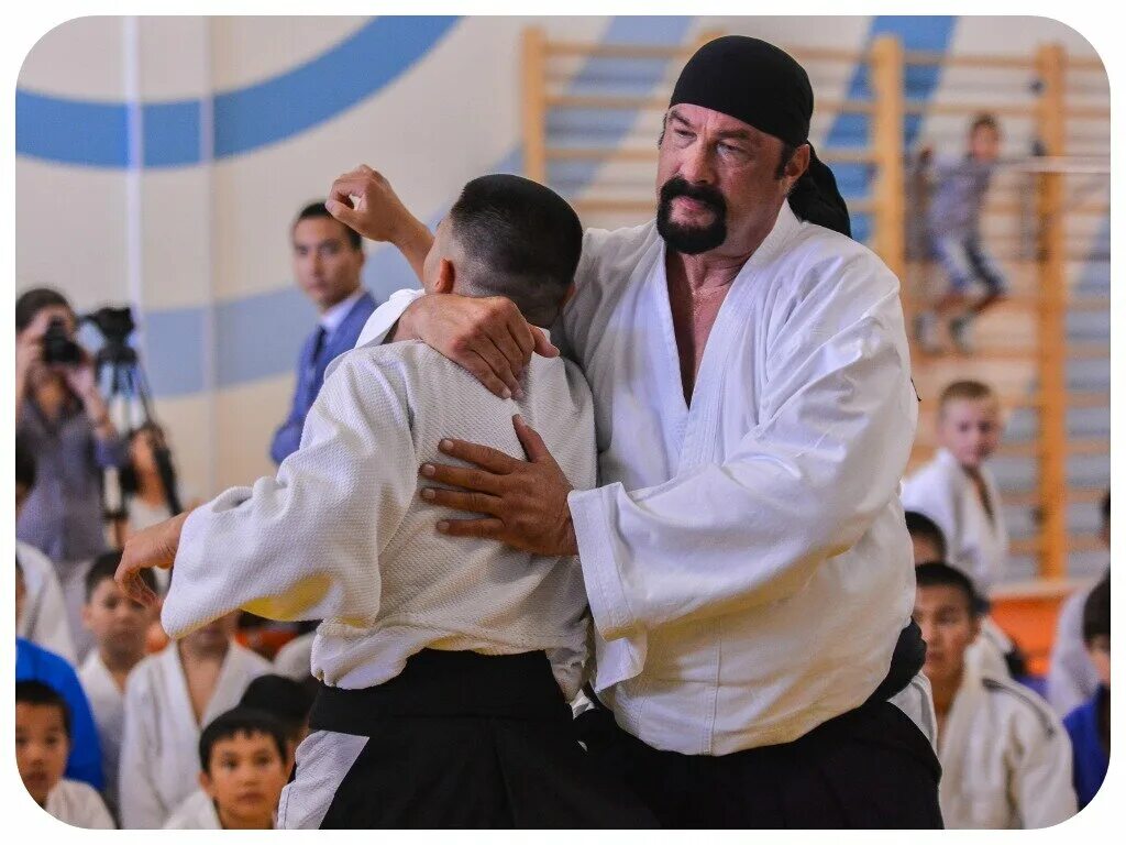 Стивен сигал айкидо. Айкидо актер стивен сигал. Стивен сигал каратэ. Стивен сигал мастер айкидо. Стивен сигал в москве айкидо.