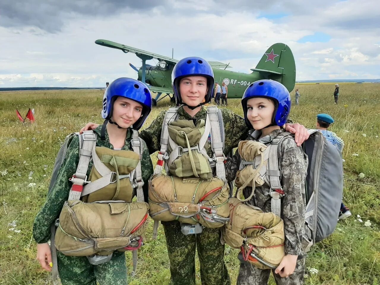 Прыжок с парашютом пенза. Парашютист-десантник. Форма парашютиста. Парашютист ВДВ.