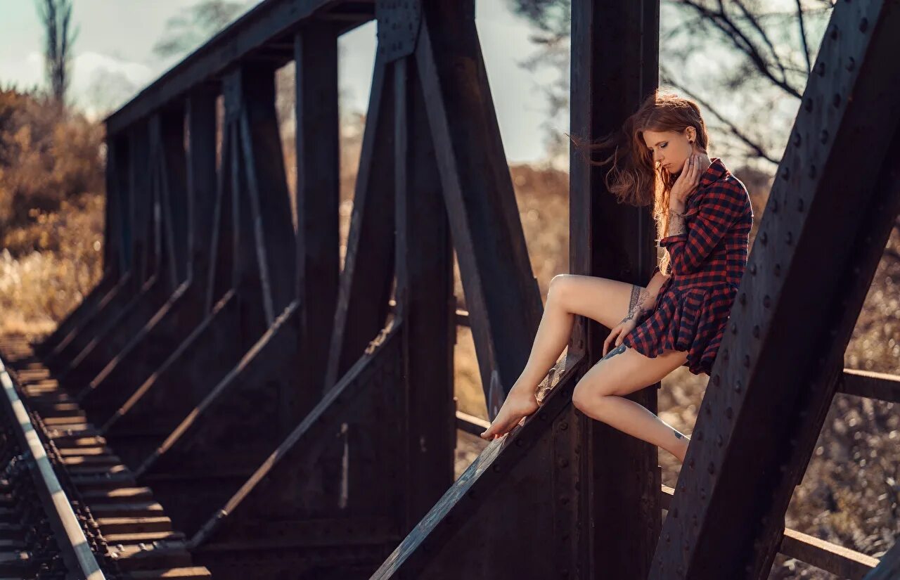 Девушка пода. Девушка на мосту. Девушка под мостом. Фотосессия на мосту девушка.