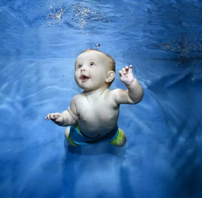 Младенец в бассейне. Малыш под водой. Дети воды. Плавание для грудничков. Дети плавают в воде
