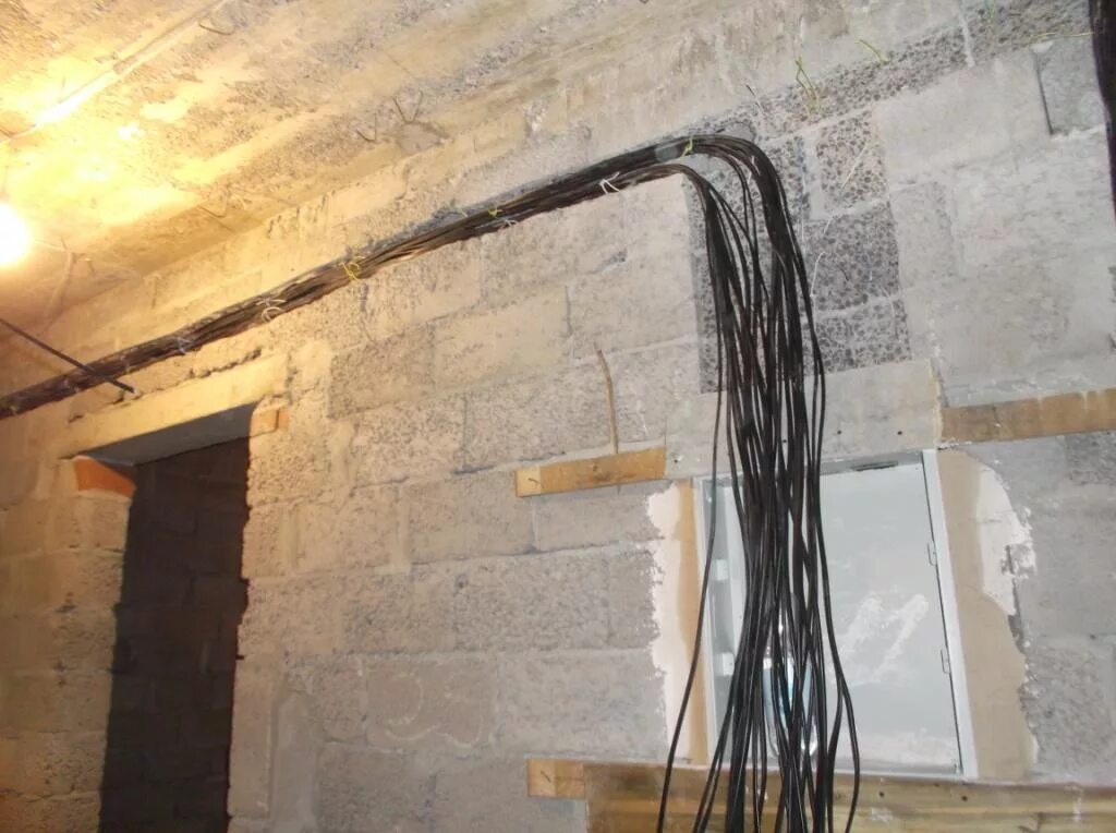 можно ли укладывать кабель на кабель. можно ли укладывать кабель на кабель. прокладка кабеля (3х2,5) в штробах. тёплый пол электрический кабель. перехлесты кабелей на потолке.