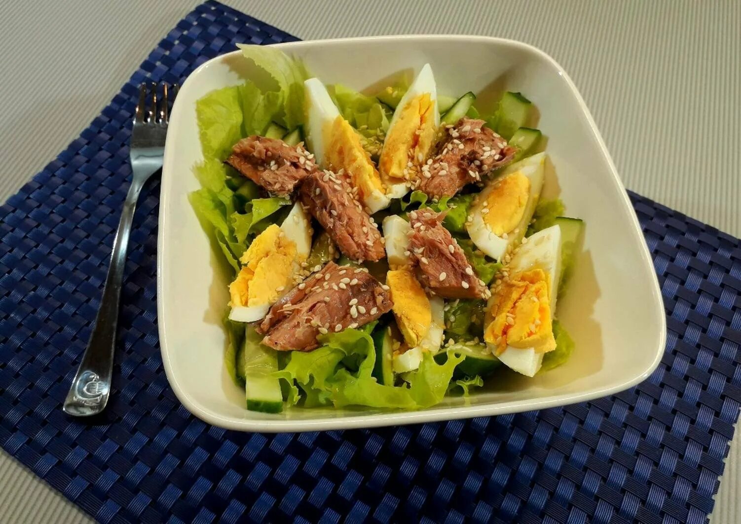 Недорогой салат на ужин. Салат с тунцом. Salat s tunzom. ПП салат с тунцом. Салат с тунцом и яйцом.