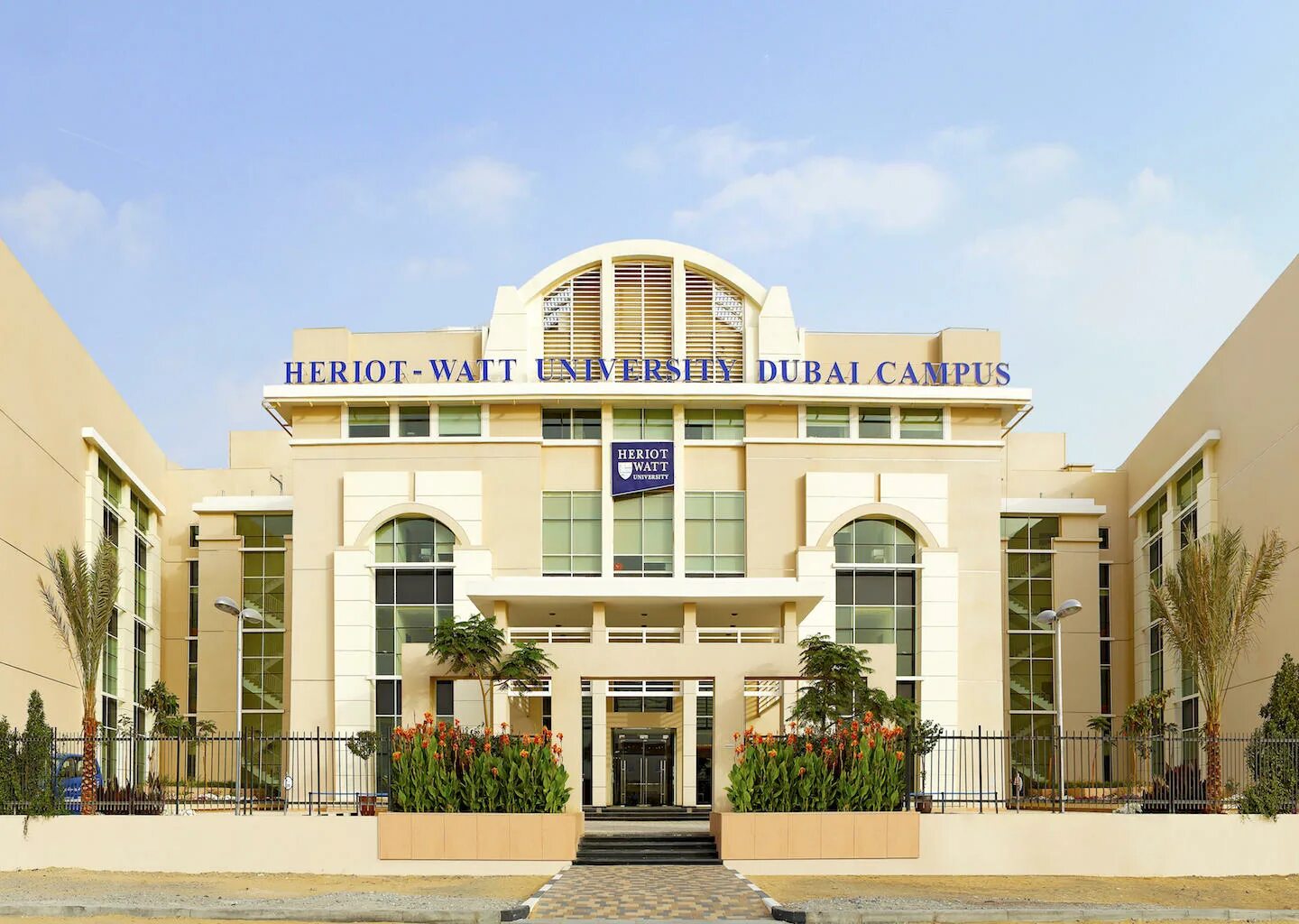 Heriot-Watt Дубай. Heriot Watt University Dubai Campus. Wollongong университет Dubai. ОАЭ, Дубай, кампус American University in the Emirates.