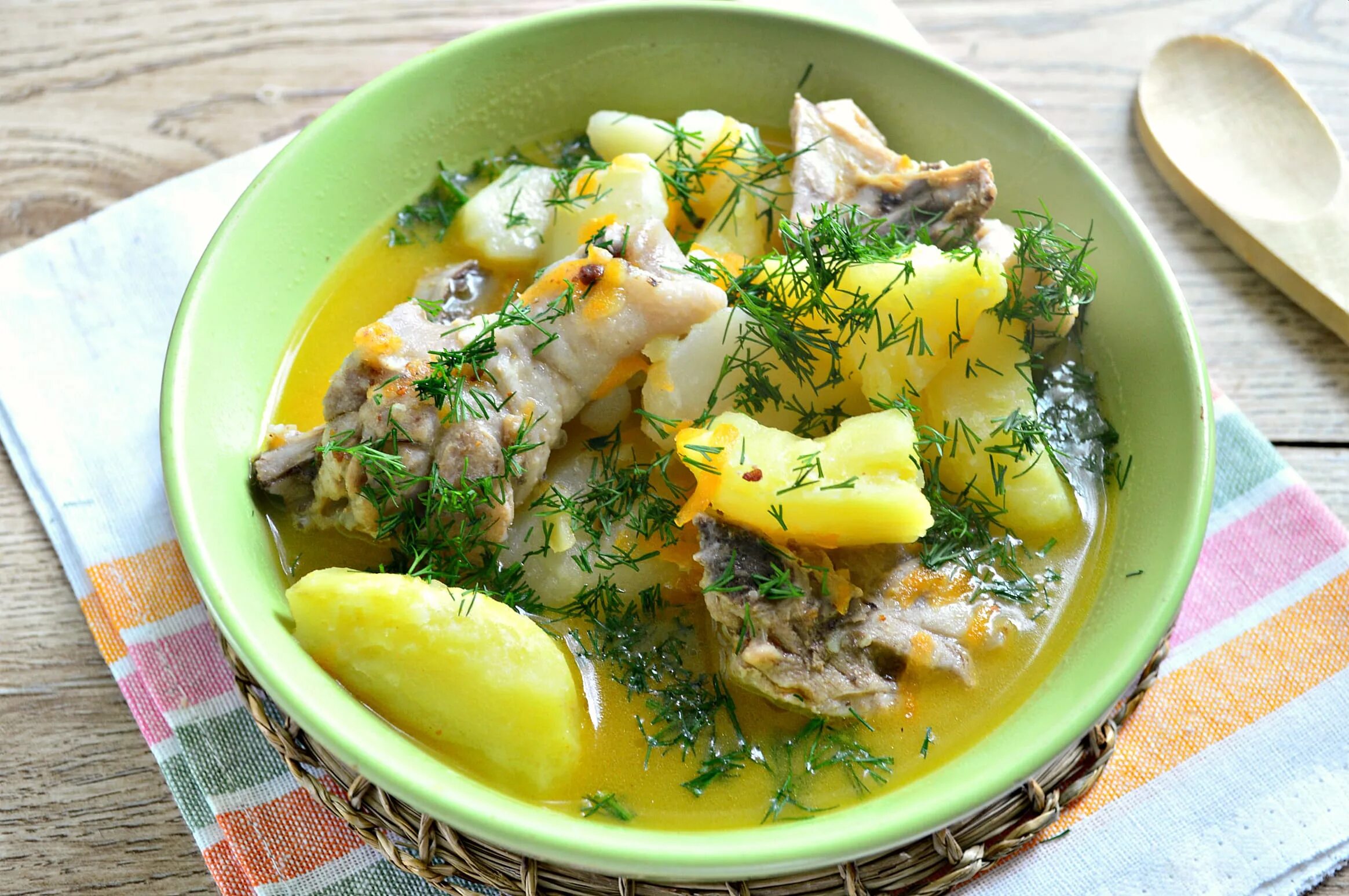 Тушеная картошка с грудкой в кастрюле. Тушёная картошка с курицей. ртош4а тушеная с курицей. картошкас курицейтешеная. тцшеннфй картофель с курицей.