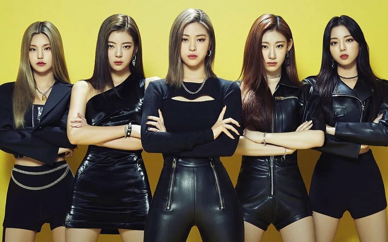 Itzy album. Группа itzy 2025. itzy mafia. itzy guess who. команда itzy.