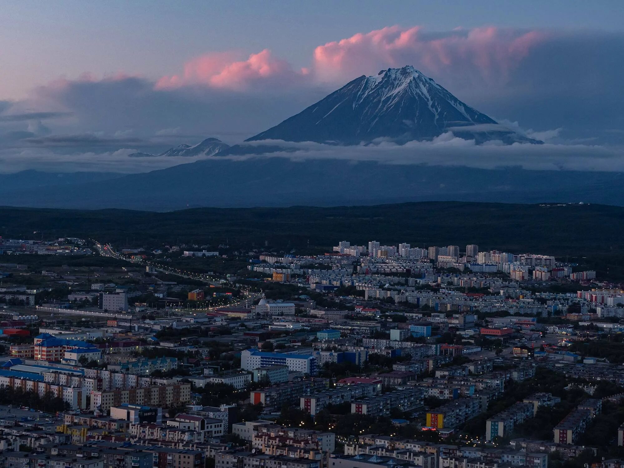 Камчатка. Петропавловск-Камчатский Авачинский вулкан. Поселок Авача Петропавловск-Камчатский. 3 Вулкана Петропавловск-Камчатский. Петропавловск Камчатский вид Авача.