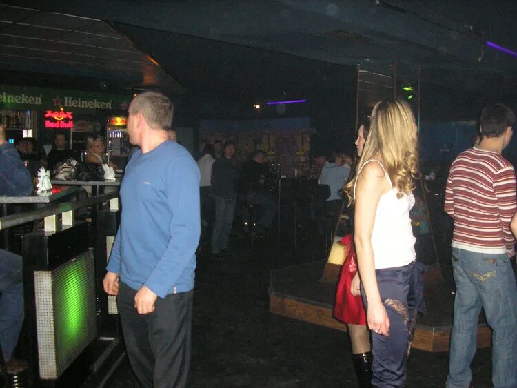 школьные дискотеки в казани. люди танцуют в клубе. ночная дискотека. дискотека 90-х. толпа людей на вечеринке.