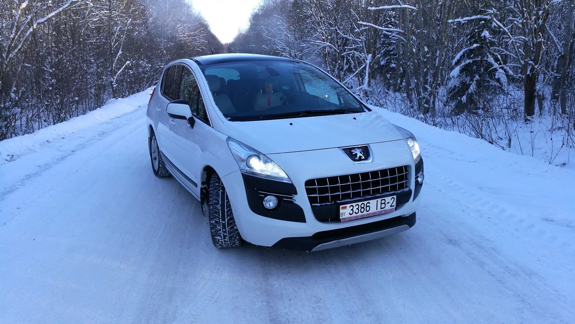 Peugeot 3008 2012. Пежо 3008 2012. Пежо 3008 белый на зимой. Зимняя резина на Пежо 3008. 3008 1 Поколение белый с черными дисками.