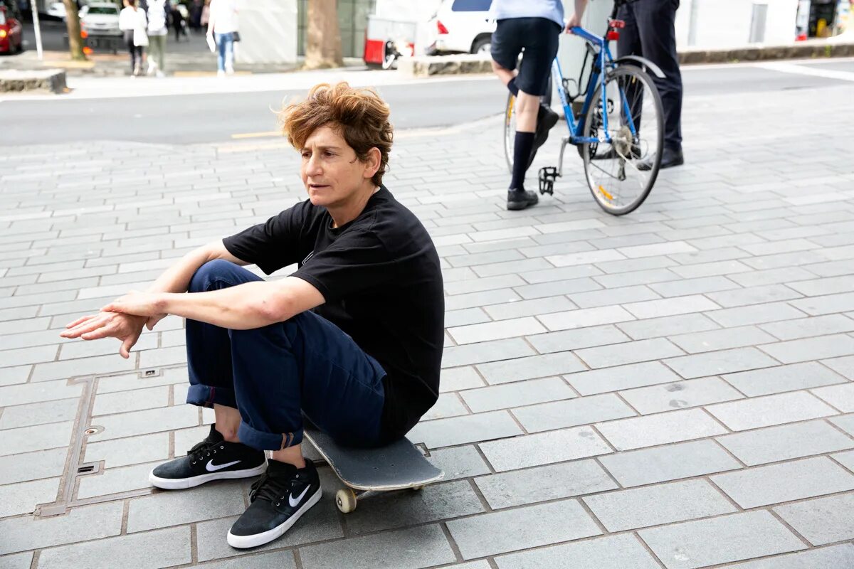 роб дирдек скейтбордист. скейтер увидимся позже парень 2. скейтеры стрит субкультура. скейтер увидимся позже парень 2. друзья на скейте.