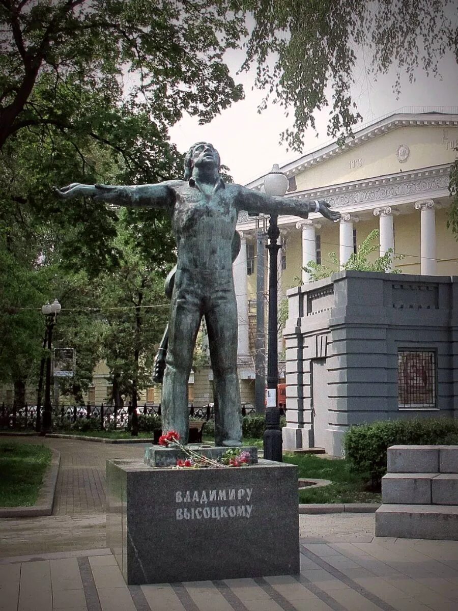 Памятники разных. Памятник Высоцкому в Москве на страстном бульваре. Памятник Владимиру Высоцкому в Москве. Памятник Высоцкому у петровских ворот в Москве. Памятник Владимиру Высоцкому на страстном бульваре.