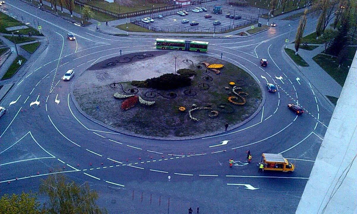 Пару на кольцевой. Площадь Василевского Калининград круговое движение. Круговое движение площадь Василевского. Разметка на круговом движении. Дорожная разметка кольцо.