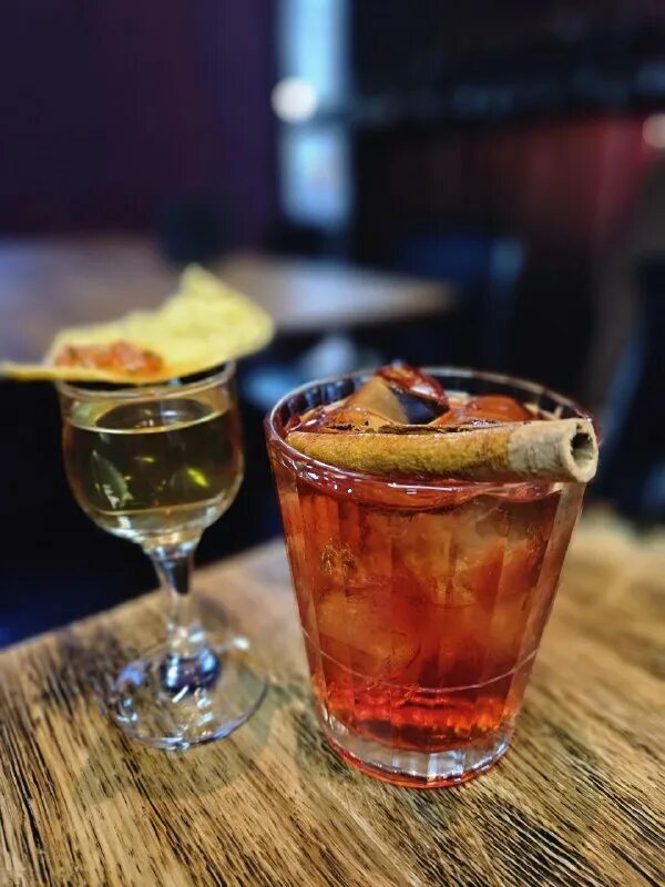 Коктейли на 23 февраля. Негрони сбальято. Машенька и негрони бар. Машенька и негрони бар. Коктейль негрони бармен.