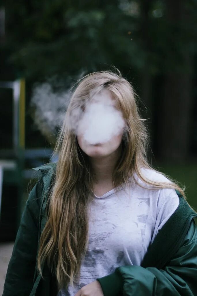 Курил в 14 лет. Курящие подростки девочки. Курящая девочка подросток. Девушка подросток курит. Курящая девочка 12 лет.